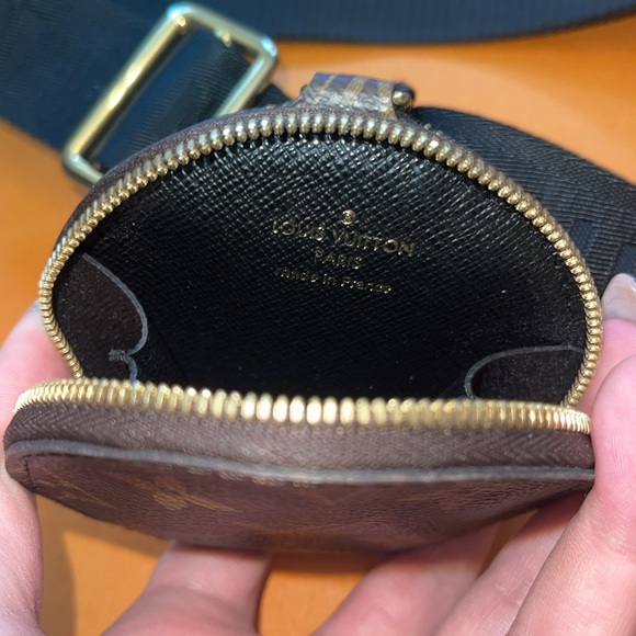 Louis Vuitton shoulder strap in black with small pouch - Picture 7 of 9